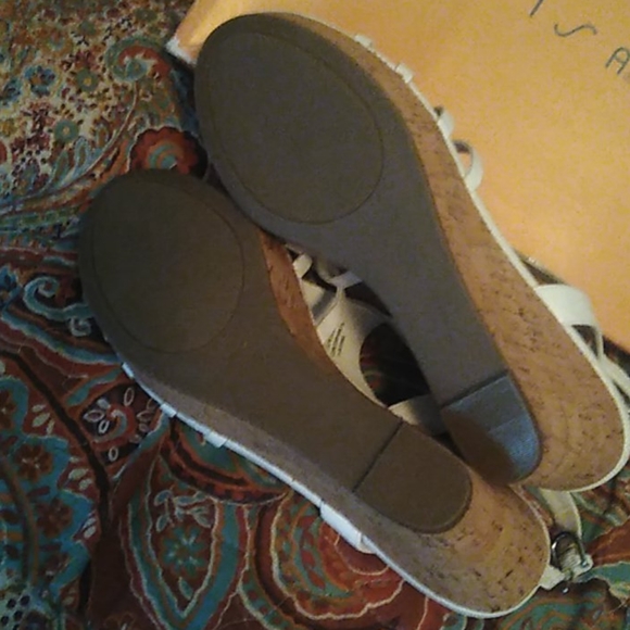 STUNNING WHITE WEDGE SANDALS - Picture 2 of 3